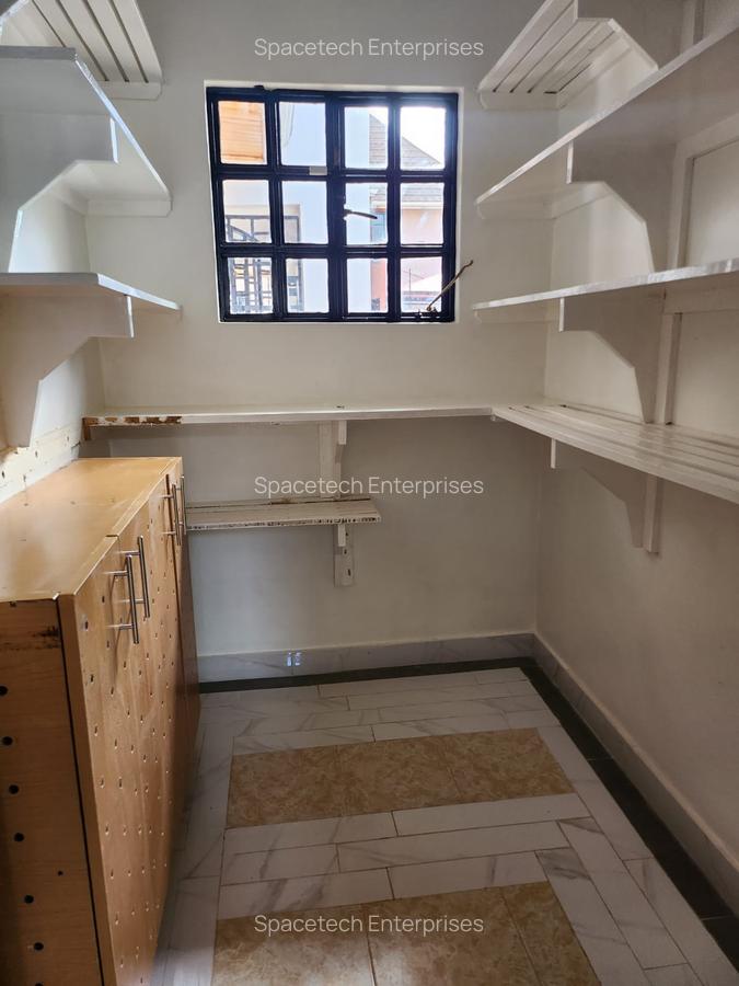 4 Bed House with En Suite in Lavington - 10