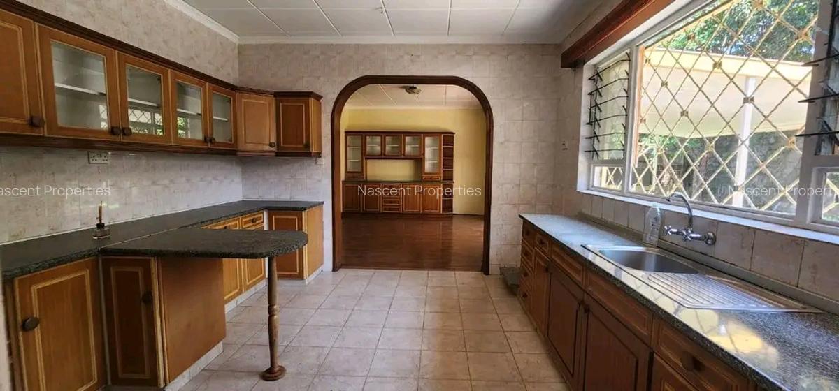 4 Bed House with En Suite in Lavington - 10