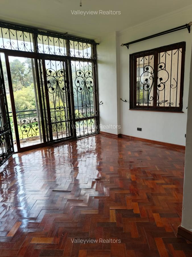 5 Bed Townhouse with En Suite at Lavington - 8