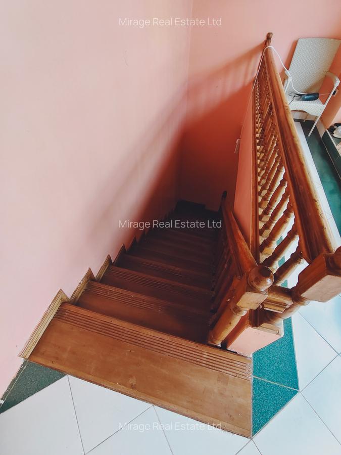 6 Bed House with En Suite in Lavington - 3
