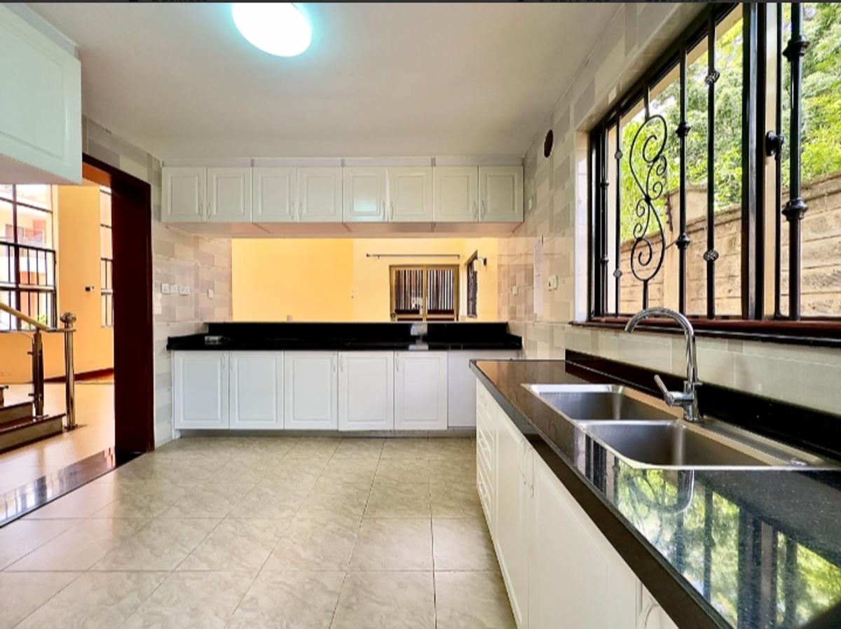 5 Bed Townhouse with En Suite in Lavington - 3