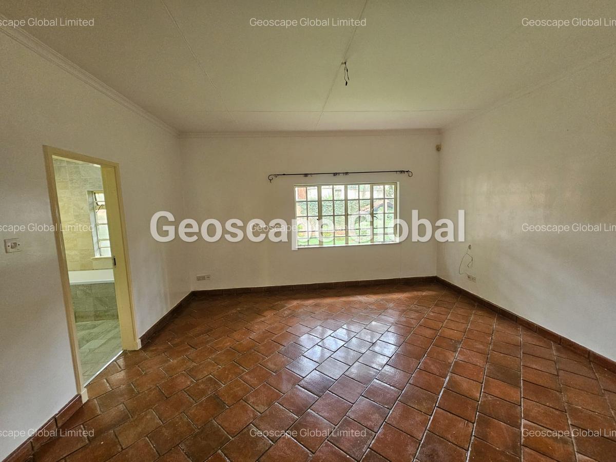 4 Bed House with En Suite in Lavington - 3