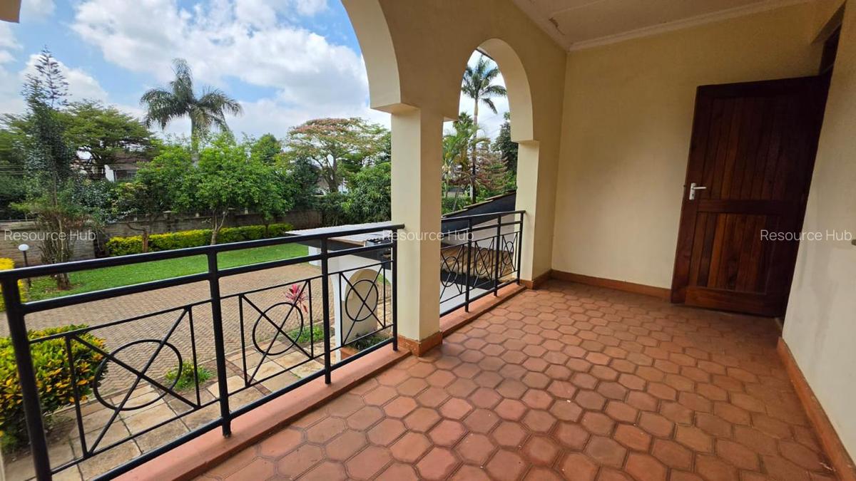 4 Bed House with En Suite at Mountain View - 9