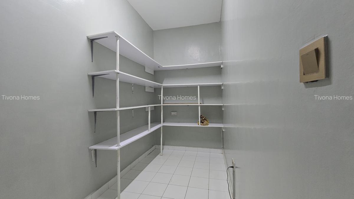 5 Bed House with En Suite in Ridgeways - 10