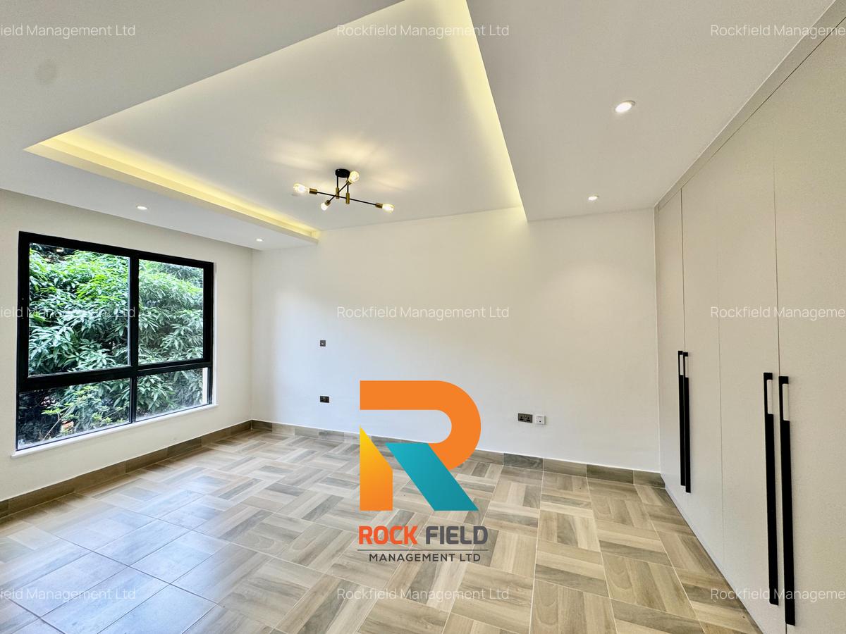 1 Bed Apartment with En Suite in Brookside - 12