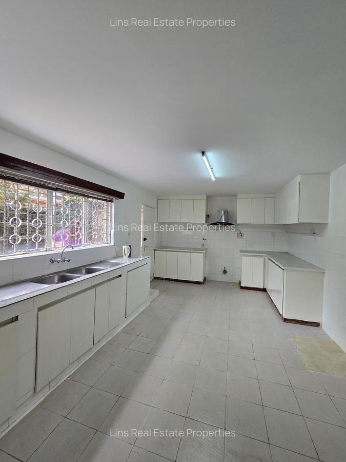 5 Bed House with En Suite in Lavington - 11
