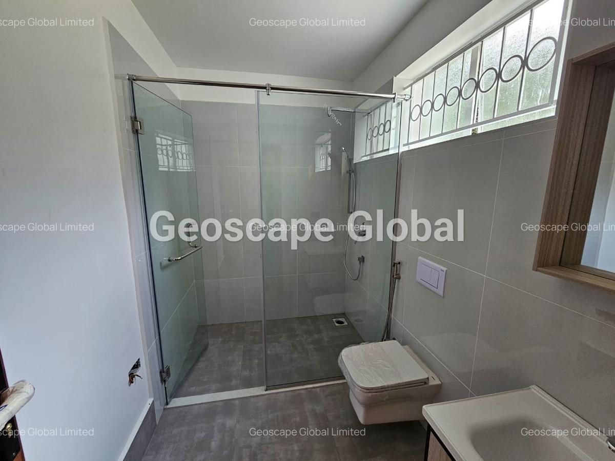 5 Bed House with En Suite in Runda - 14