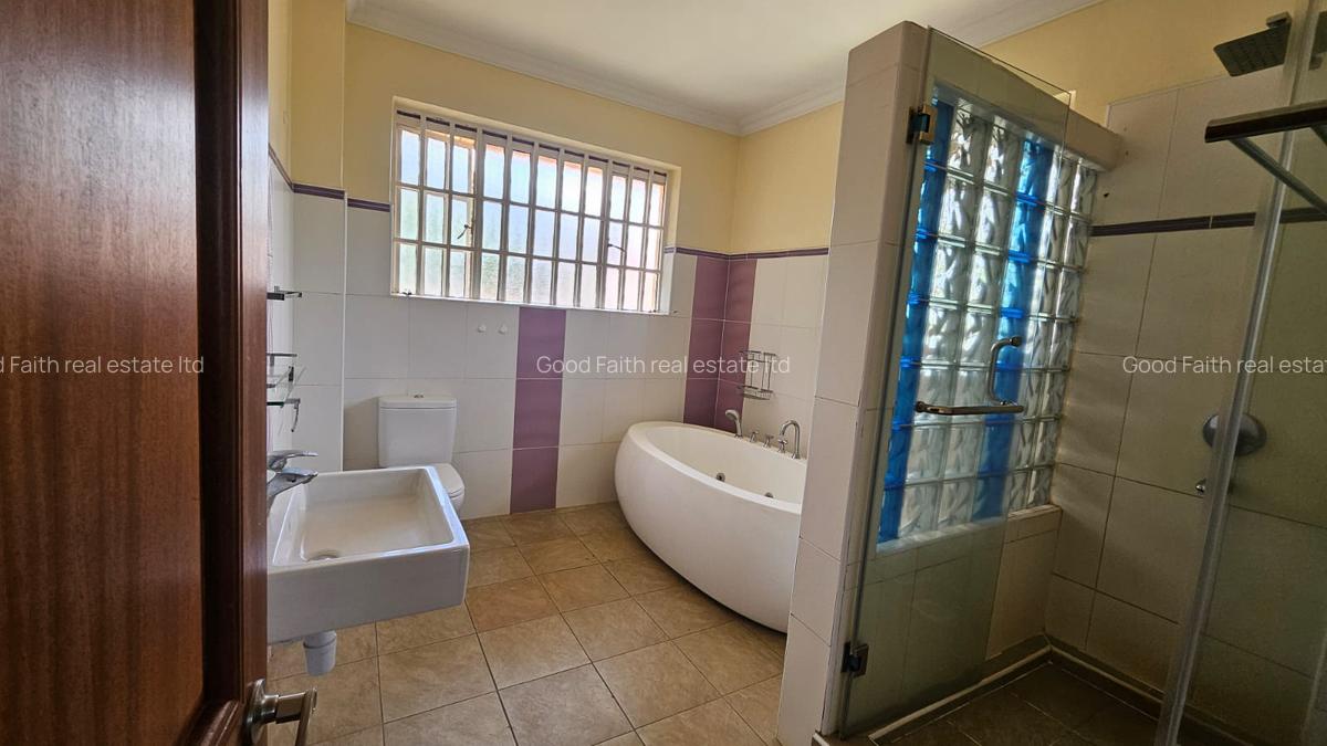 4 Bed House with En Suite in Rosslyn - 13