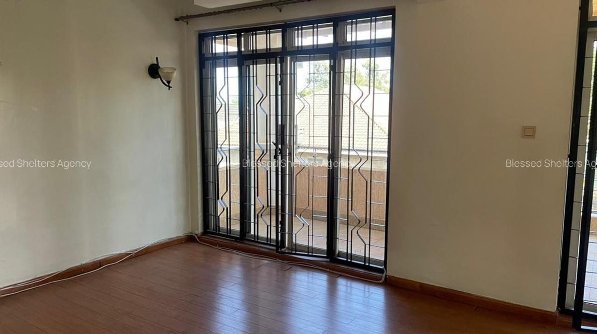 5 Bed Villa with En Suite in Ridgeways - 8