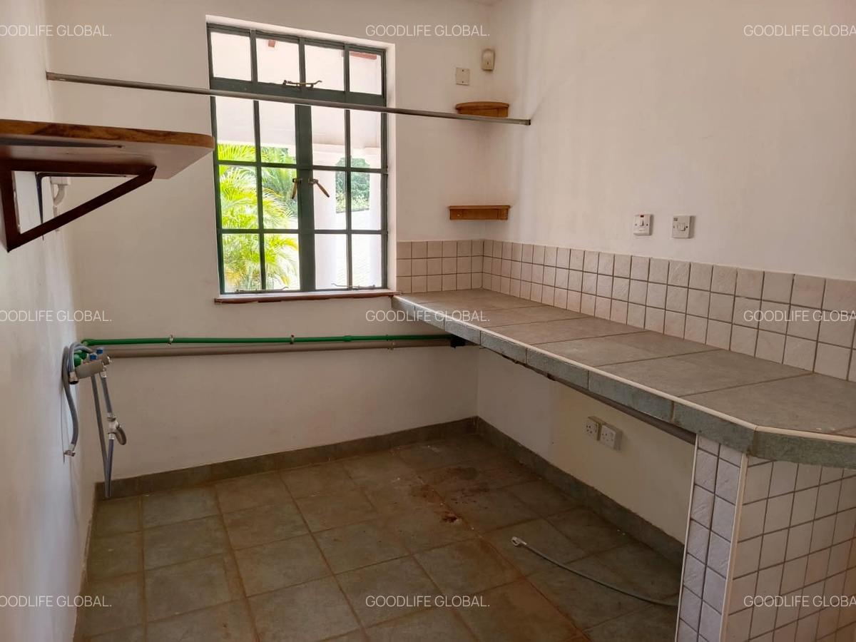 4 Bed House with En Suite at Ridgeways - 20