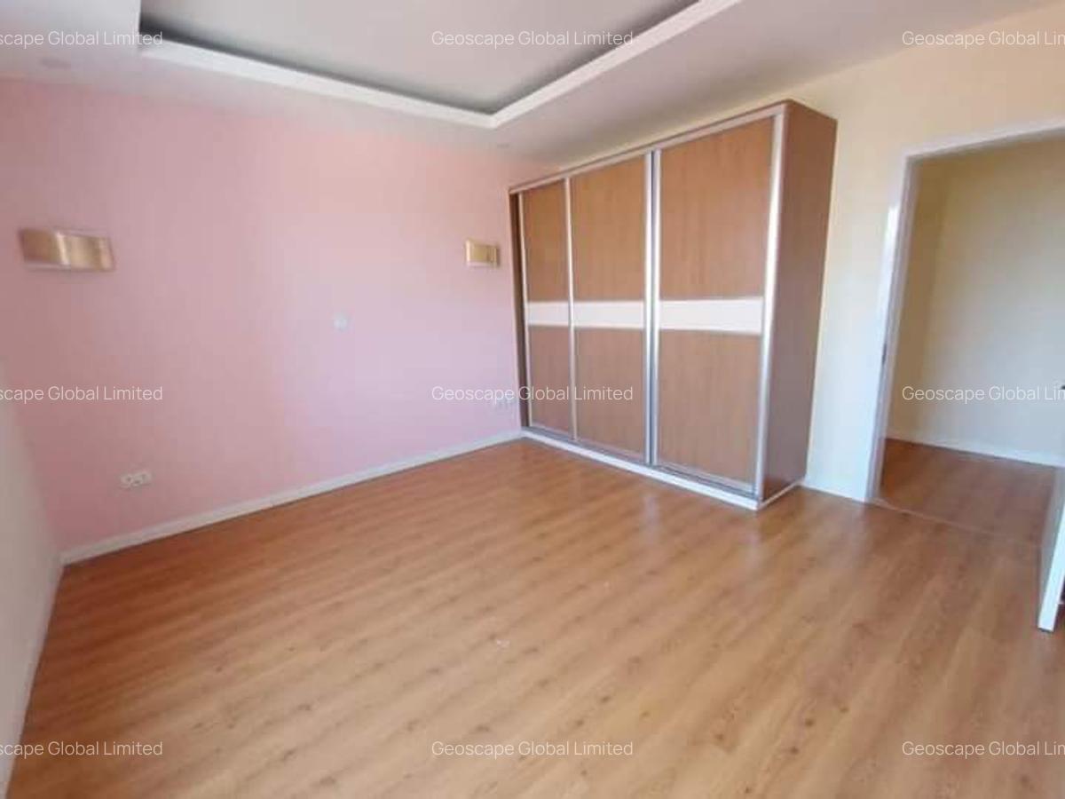 3 Bed Apartment with En Suite in Brookside - 12