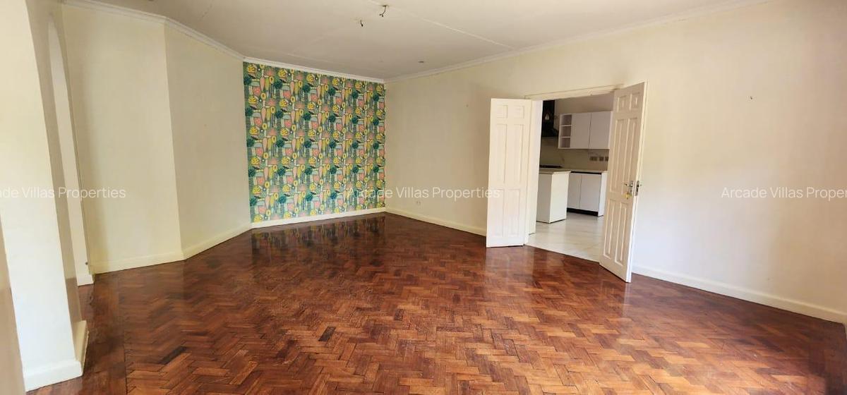 4 Bed House with En Suite in Lavington - 10