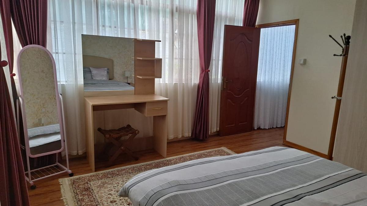 5 Bed House with En Suite in Runda - 12