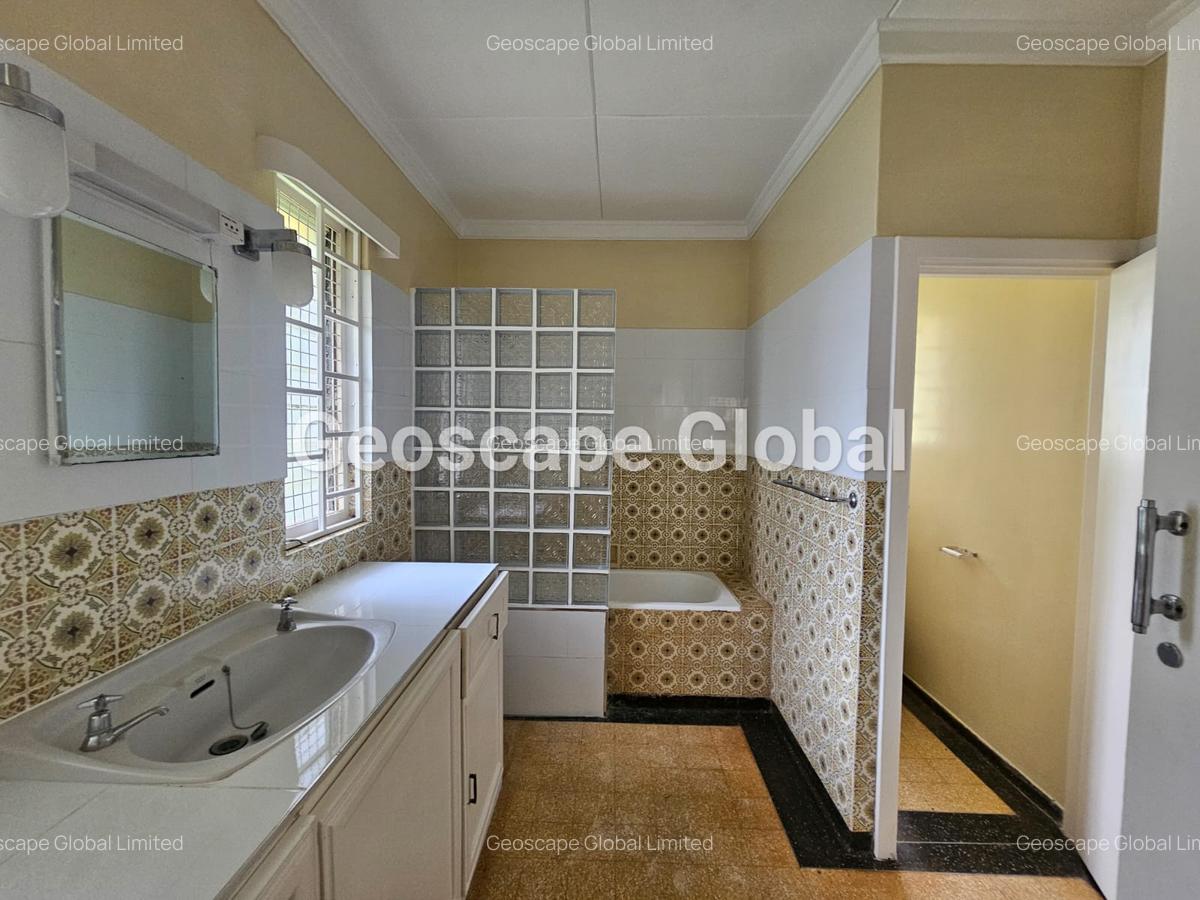 4 Bed House with En Suite in Rosslyn - 4