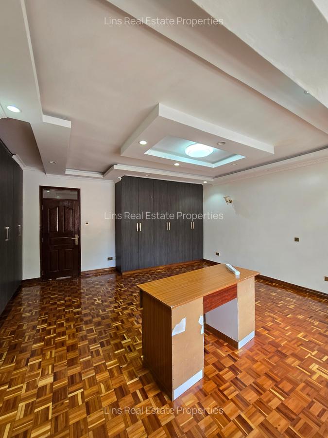 5 Bed House with En Suite in Runda - 14