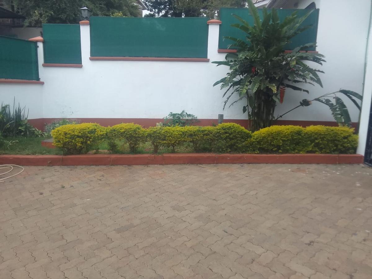 4 Bed Villa with En Suite in Brookside - 3