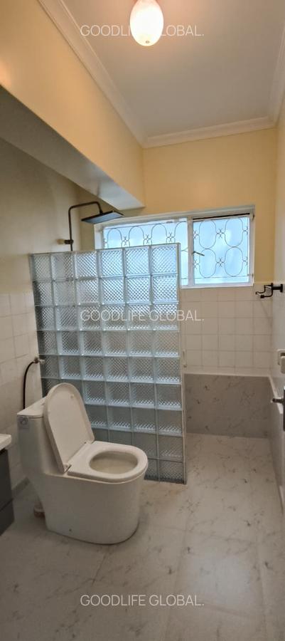 4 Bed House with En Suite at Rosslyn - 16