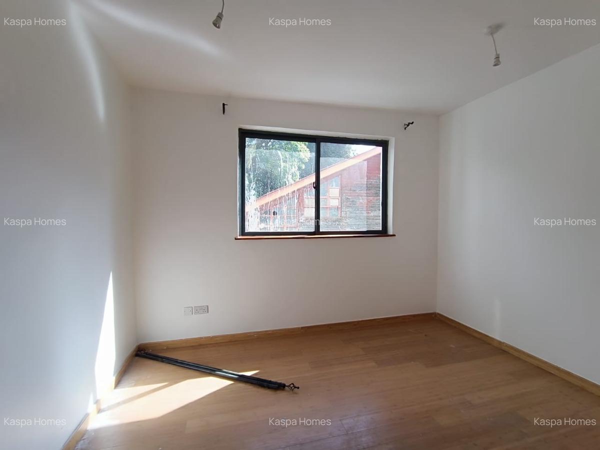 5 Bed House with En Suite in Lavington - 17