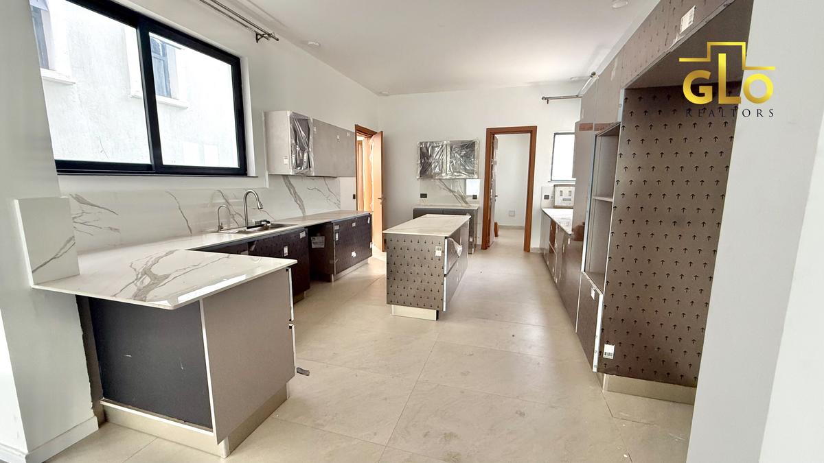 5 Bed Villa with En Suite in Lavington - 6