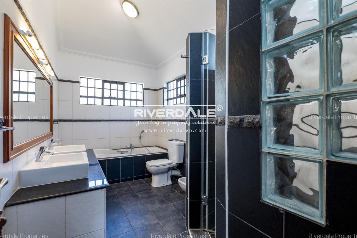 4 Bed Villa with En Suite in Westlands Area - 13