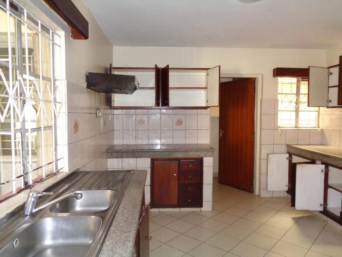 5 Bed Townhouse with En Suite at Lavington - 7