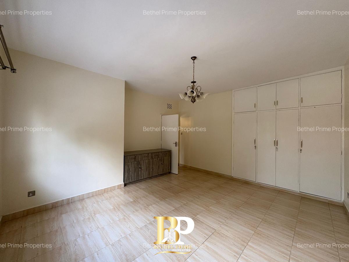 4 Bed Apartment with En Suite in Riverside - 5