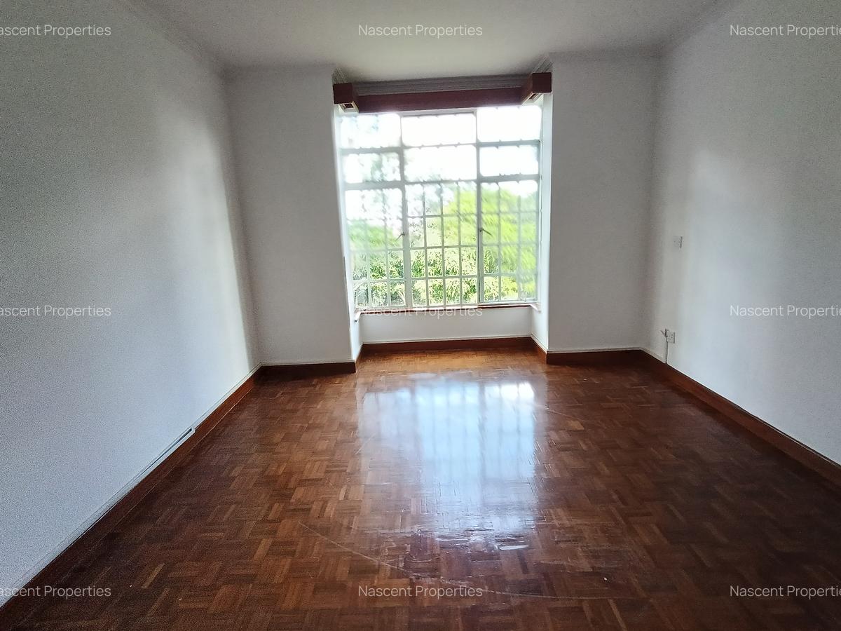 4 Bed Villa with En Suite in Rosslyn - 10