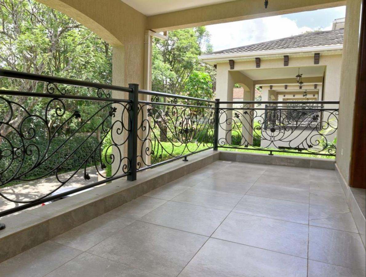 5 Bed House with En Suite in Lavington - 12