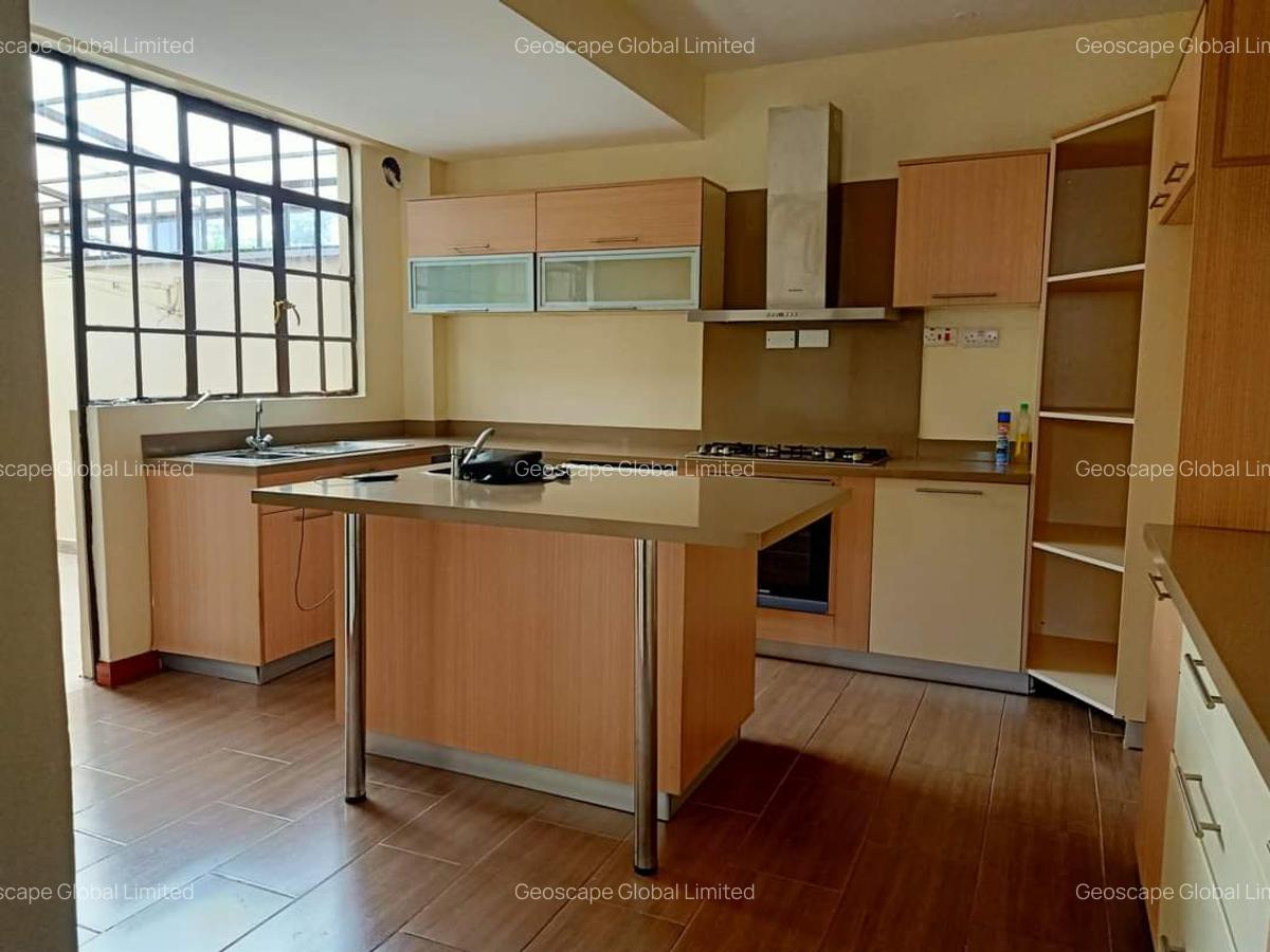 4 Bed House with En Suite in Ridgeways - 10