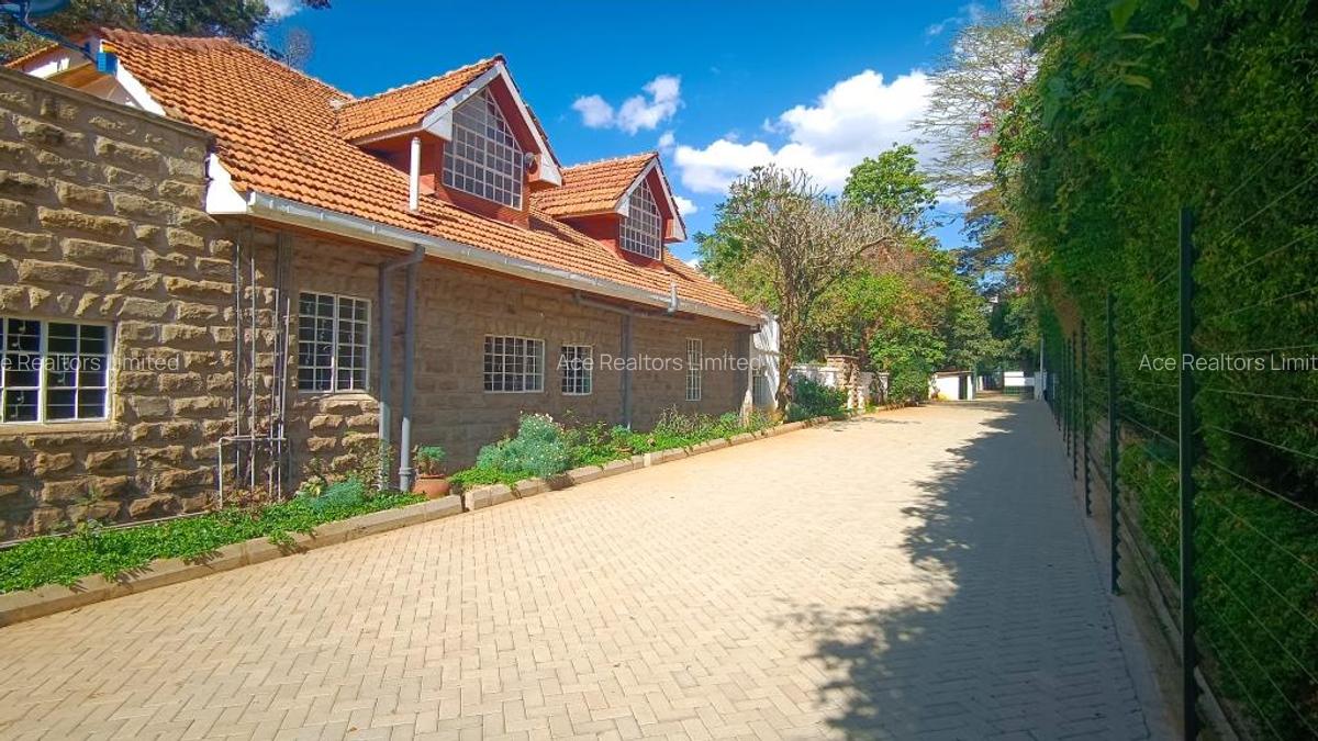 6 Bed House with En Suite at Near Muthaiga Golf Club Nairobi - 14