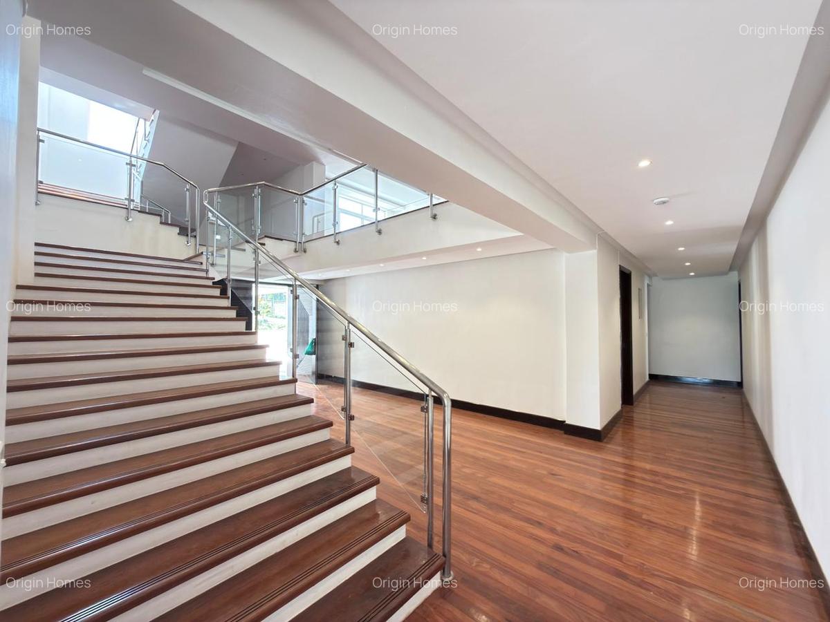 5 Bed House with En Suite in Runda - 10