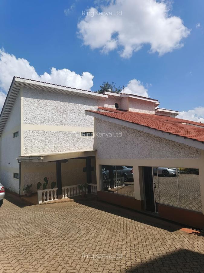 5 Bed House with Garden in Ridgeways - 8