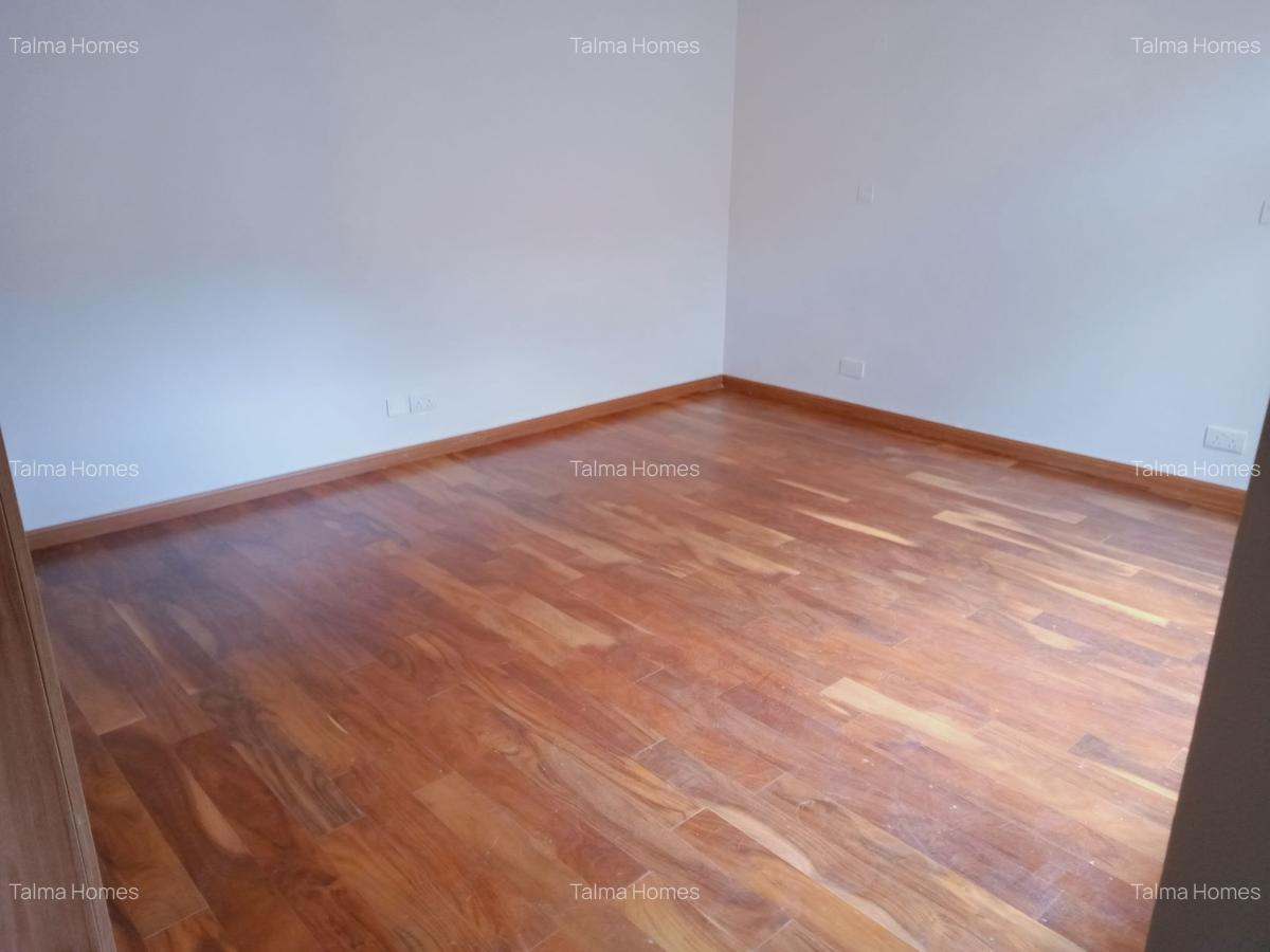 5 Bed Townhouse with En Suite at Lavington - 14