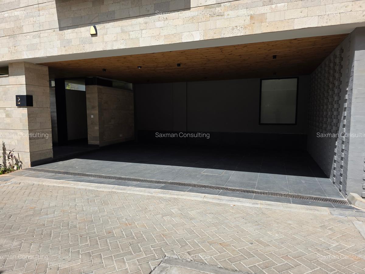 5 Bed House with En Suite in Brookside - 18