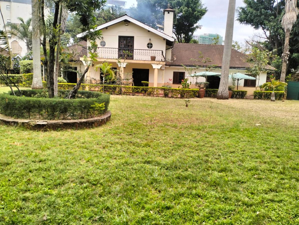 5 Bed House with En Suite at Lavington - 1