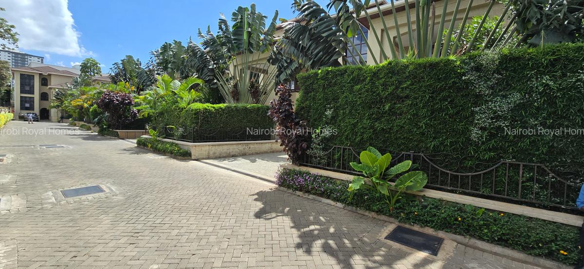 5 Bed House with En Suite at Lavington Green - 5