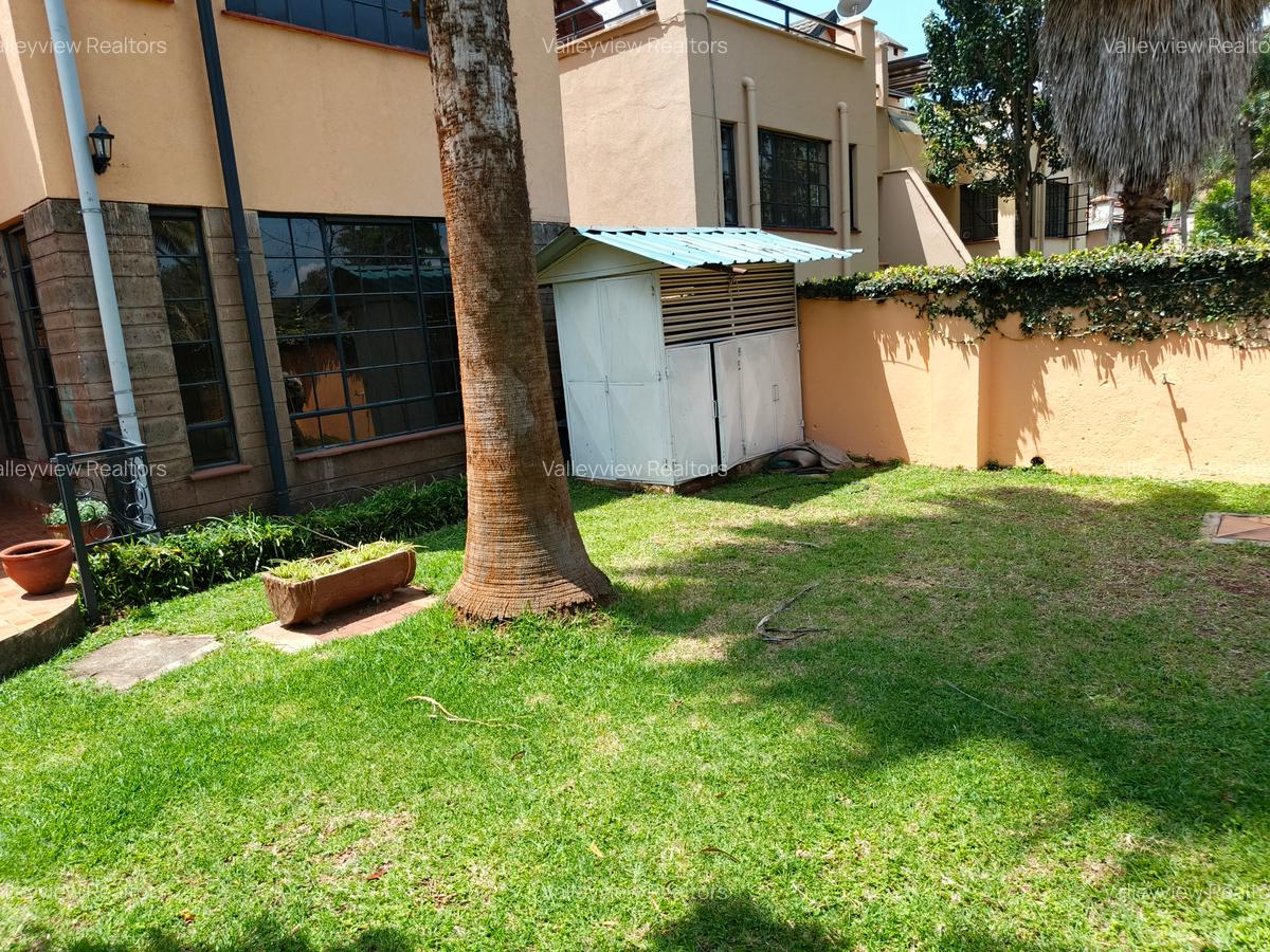 5 Bed Townhouse with En Suite at Lavington - 16