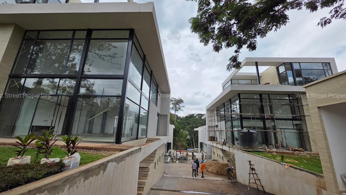 6 Bed Villa with En Suite at Lavington - 1