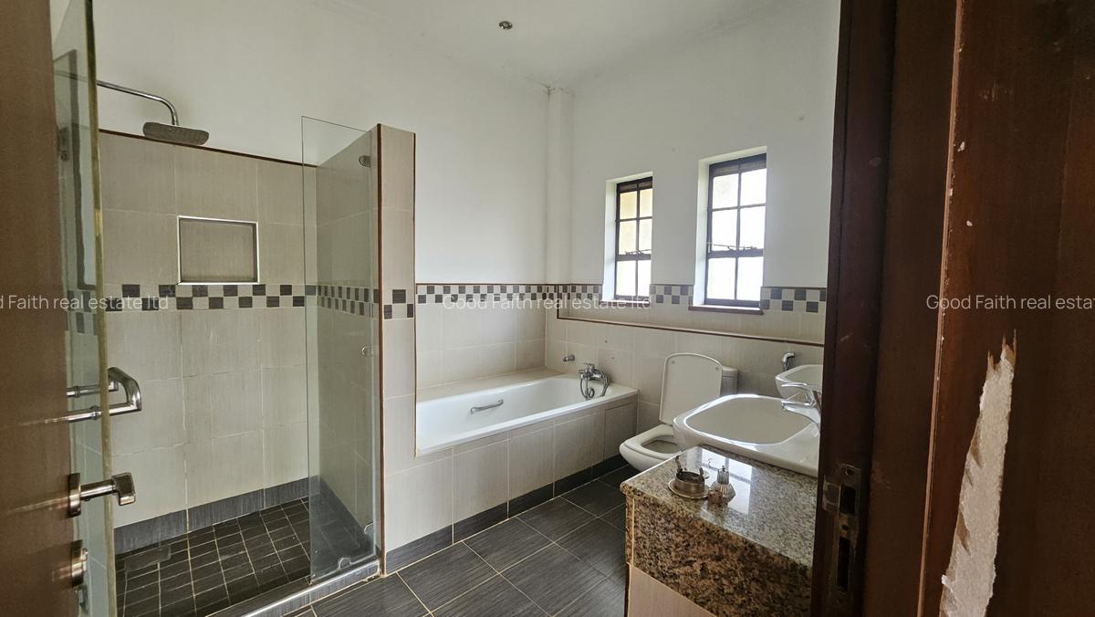 5 Bed House with En Suite in Runda - 15