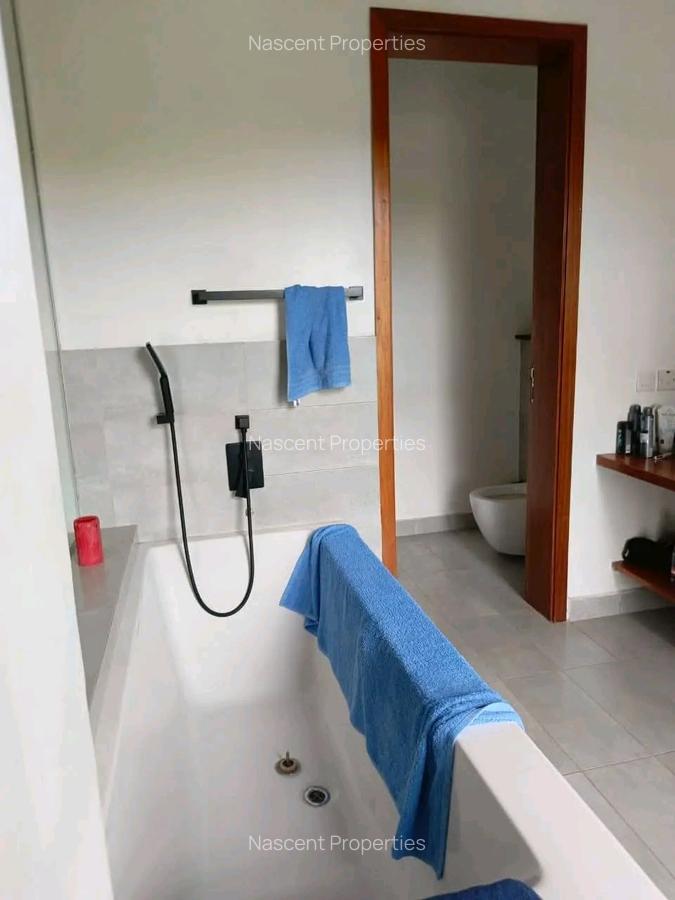 4 Bed House with En Suite in Rosslyn - 19