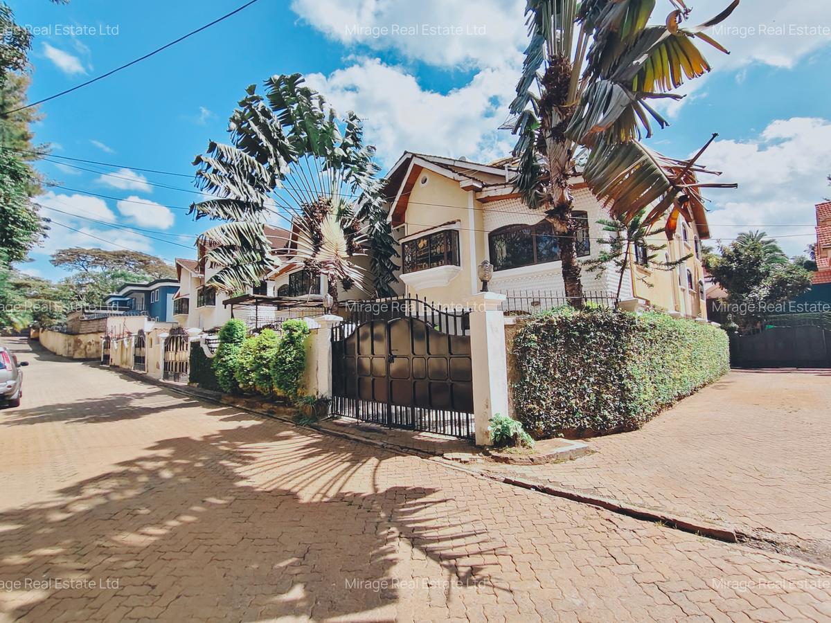 6 Bed House with En Suite in Lavington - 2