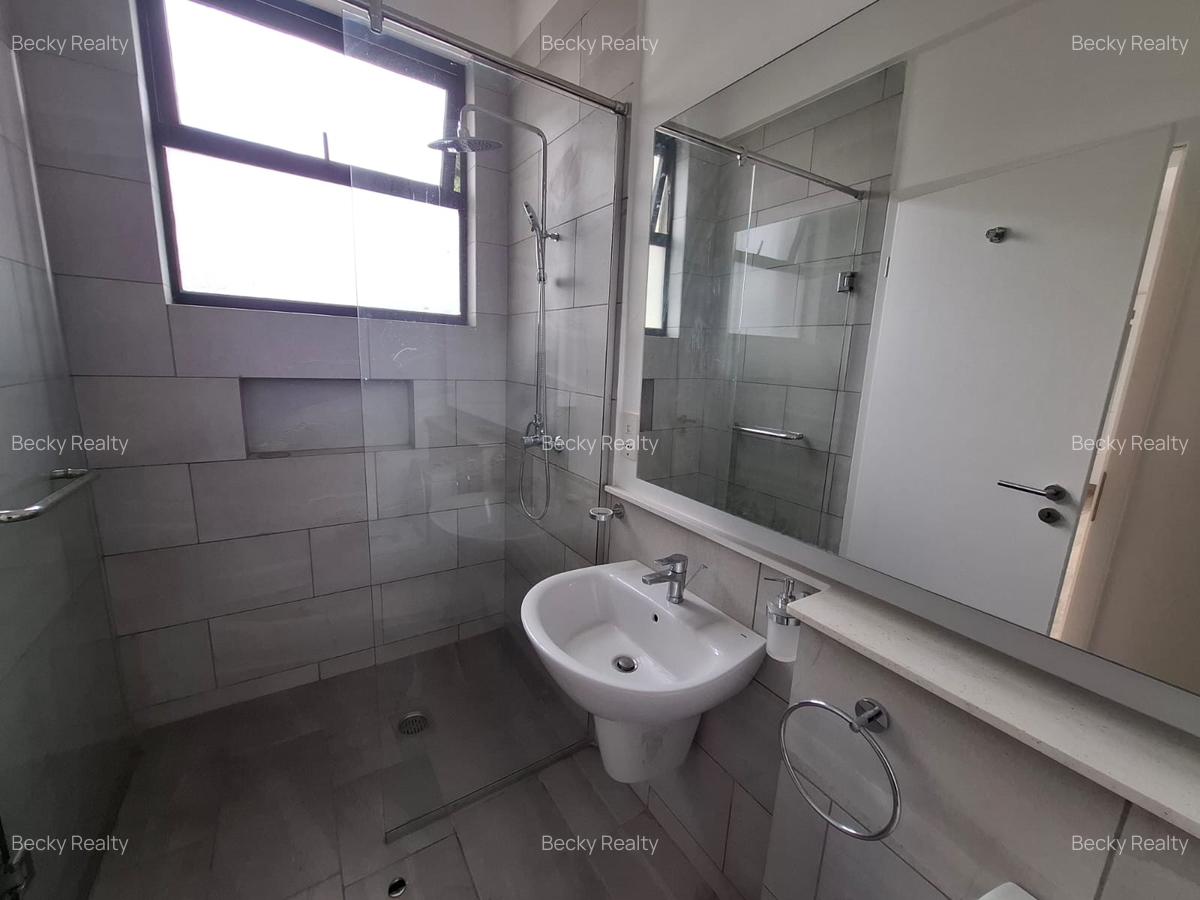 4 Bed House with En Suite at Riverside Drive - 6