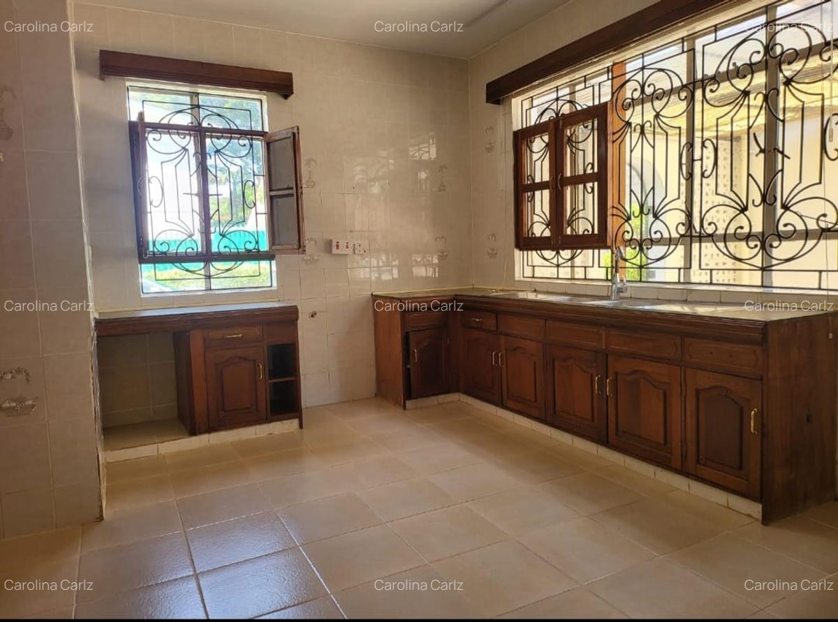 5 Bed House with En Suite in Nyari - 6