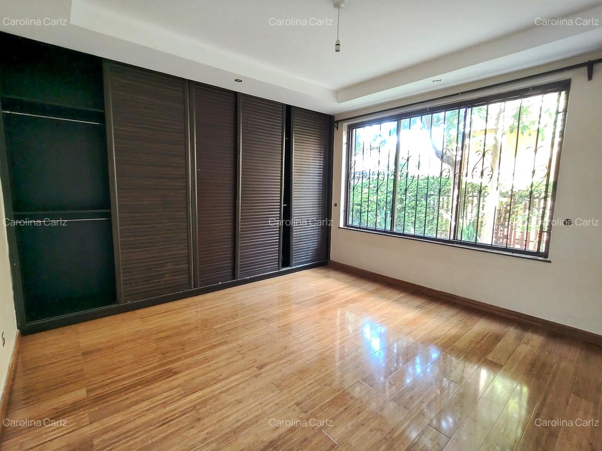 5 Bed Townhouse with En Suite at Brookside Drive - 16