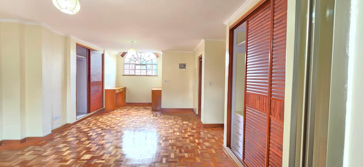 5 Bed Townhouse with En Suite at Lavington - 11