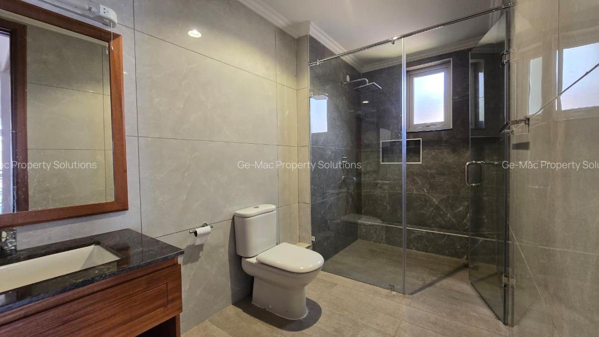 5 Bed House with En Suite in Lavington - 17