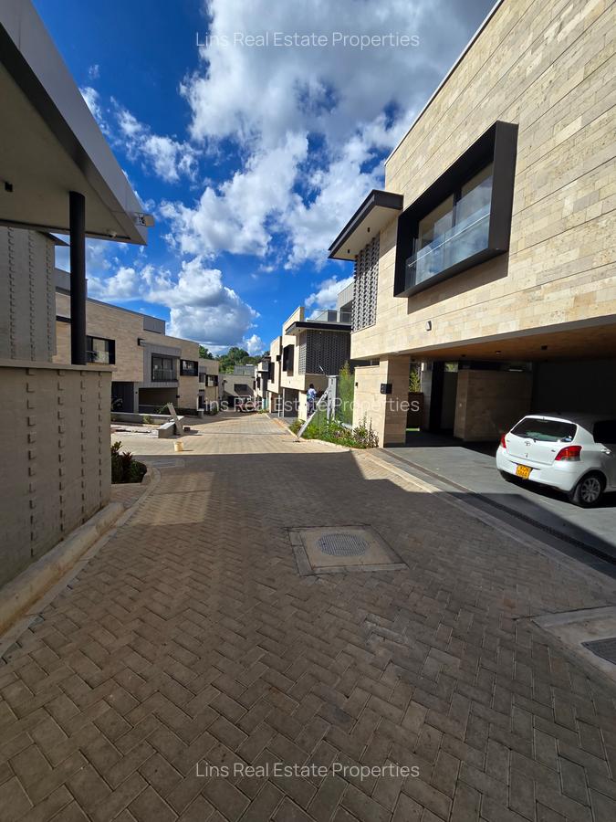 5 Bed Townhouse with En Suite in Brookside - 13