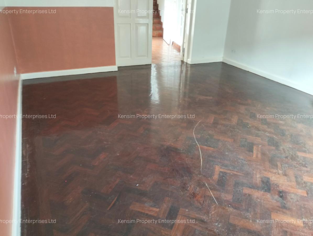 4 Bed House with En Suite in Lavington - 10