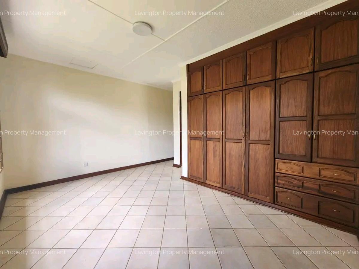 5 Bed House with En Suite at Lavington Green - 7