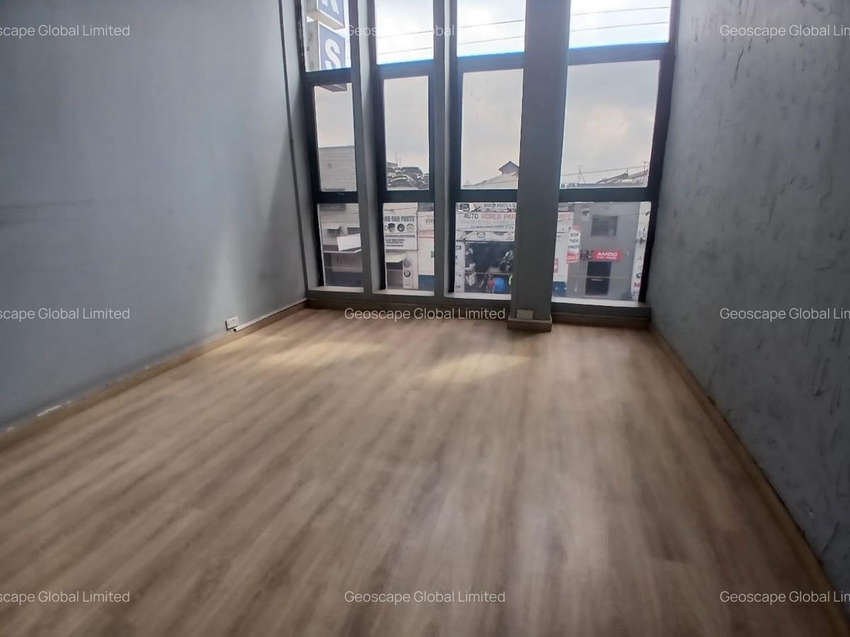 6,500 ft² Warehouse with Parking in Industrial Area - 13